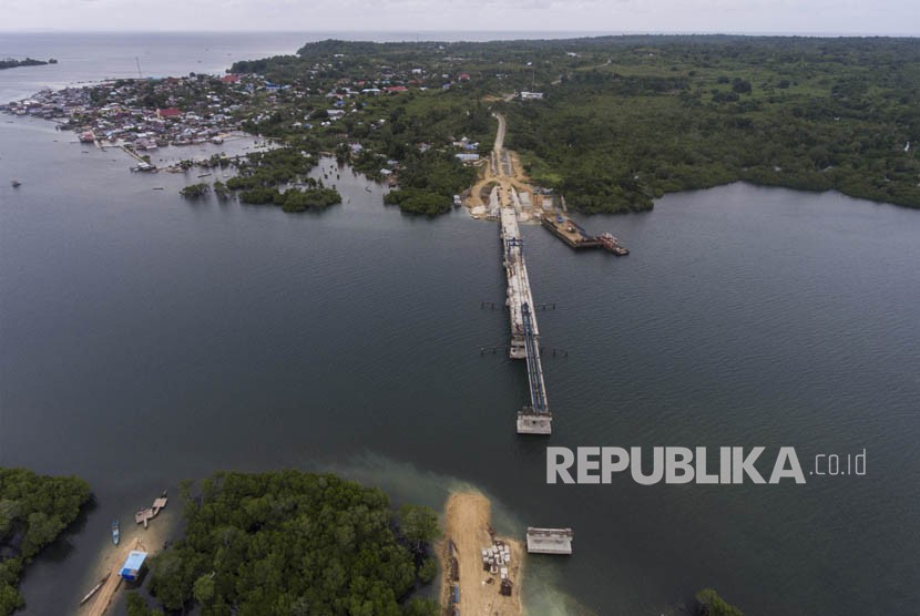 Foto aerial pembangunan infrastruktur jembatan Wear Arafura di Kabupaten Maluku Tenggara Barat, Provinsi Maluku, Ahad (29/4).