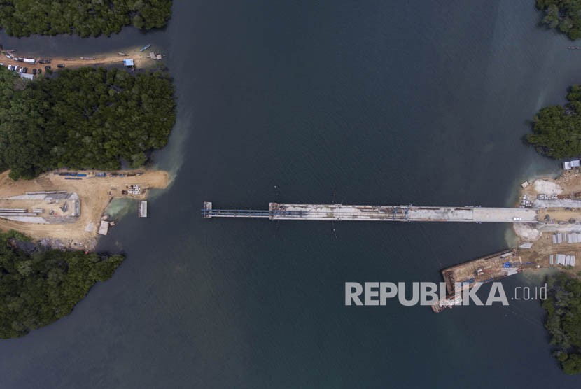 Foto aerial pembangunan infrastruktur jembatan Wear Arafura di Kabupaten Maluku Tenggara Barat, Provinsi Maluku, Ahad (29/4). 