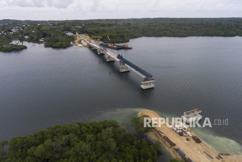 Foto aerial pembangunan infrastruktur jembatan Wear Arafura di Kabupaten Maluku Tenggara Barat, Provinsi Maluku, Ahad (29/4). 