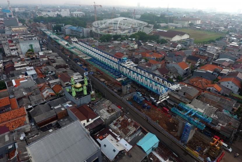 Foto aerial pembangunan jalur LRT (Light Rail Transit) Koridor Velodrome - Kelapa Gading di Rawamangu, Jakarta, Senin (9/10).