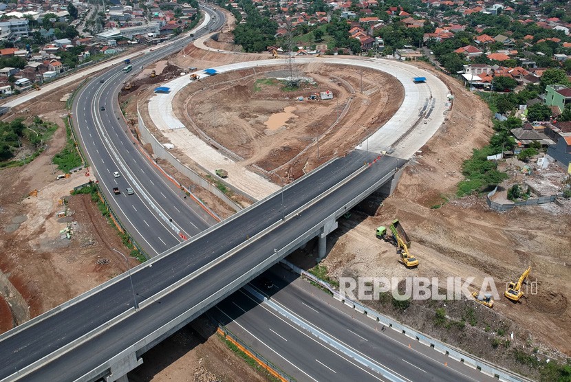 Foto aerial pembangunan Simpang Susun Krapyak berlangsung di titik pertemuan proyek Tol Semarang-Batang dan Tol Dalam Kota Semarang, Jawa Tengah, Ahad (25/11/2018). 
