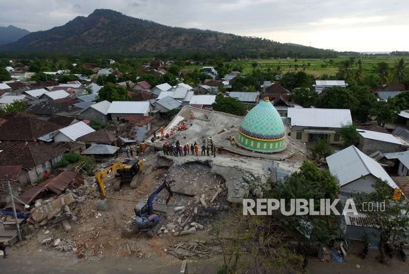 Foto aerial pencarian korban di bawah reruntuhan Masjid Jamiul Jamaah yang rusak akibat gempa bumi di Bangsal, Lombok Utara, NTB, Rabu (8/8).