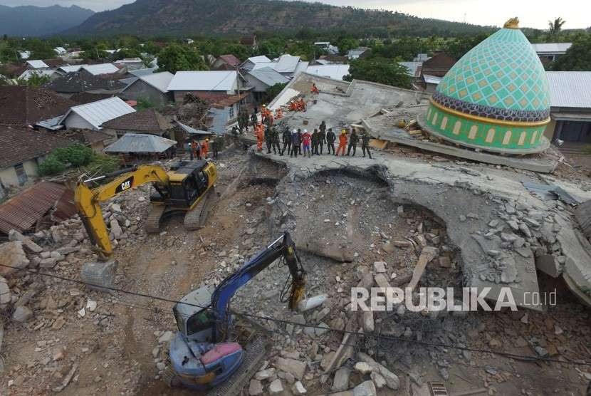 Foto aerial pencarian korban di bawah reruntuhan Masjid Jamiul Jamaah yang rusak akibat gempa bumi di Bangsal, Lombok Utara, NTB, Rabu (8/8). 