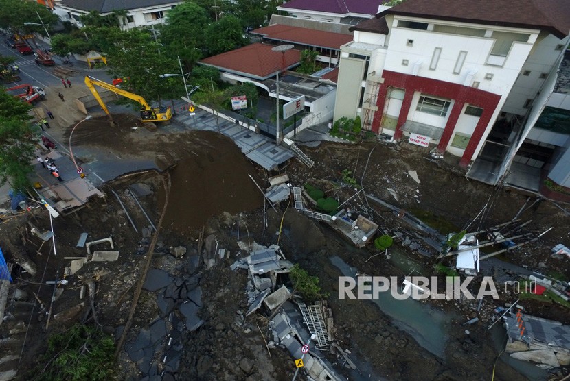 Foto aerial proses pengurukan di lokasi jalan ambles di Jalan Raya Gubeng, Surabaya, Jawa Timur. 