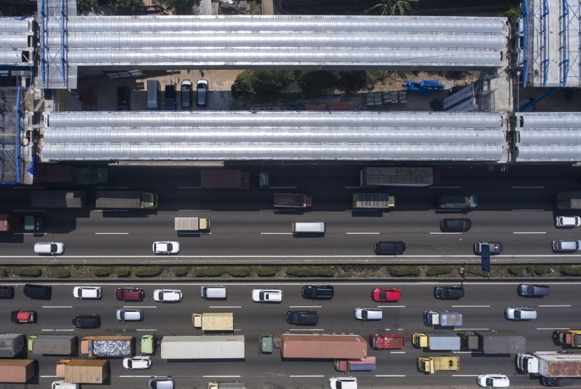 Foto aerial proyek konstruksi jalan tol layang Jakarta-Cikampek (Japek) II di Bekasi, Jawa Barat, Jumat (27/7).