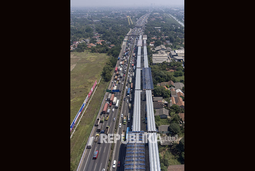 Foto aerial proyek konstruksi jalan tol layang Jakarta-Cikampek (Japek) II di Bekasi, Jawa Barat, Jumat (27/7)