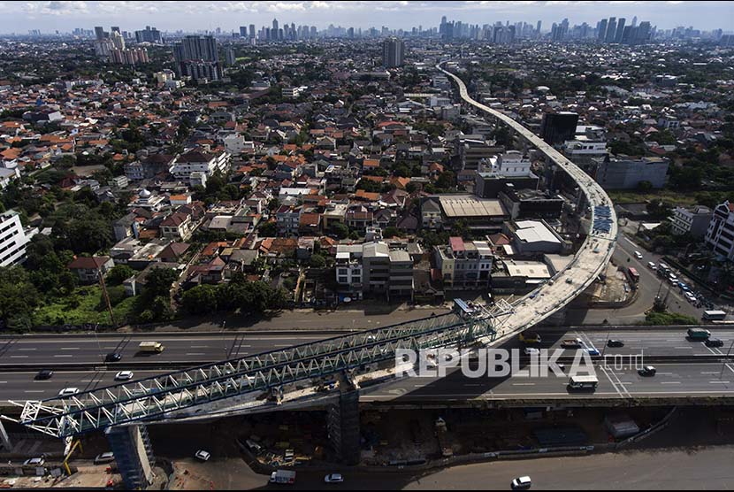 Foto aerial proyek konstruksi Mass Rapid Transit (MRT) di kawasan Fatmawati, Jakarta Selatan, Kamis (1/6). PT MRT Jakarta melakukan evaluasi antrean calon penumpang memasuki empat stasiun MRT.