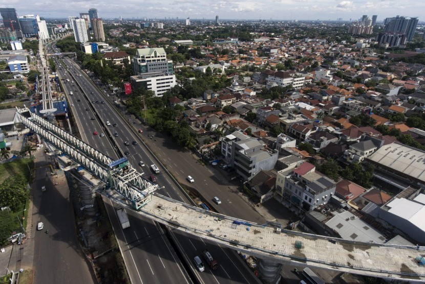 Foto aerial proyek konstruksi Mass Rapid Transit (MRT) di Fatmawati, Jakarta Selatan.