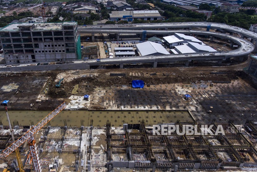 Foto aerial proyek pembangunan depo Light Rail Transit (LRT) di Kelapa Gading, Jakarta, Selasa (16/1).