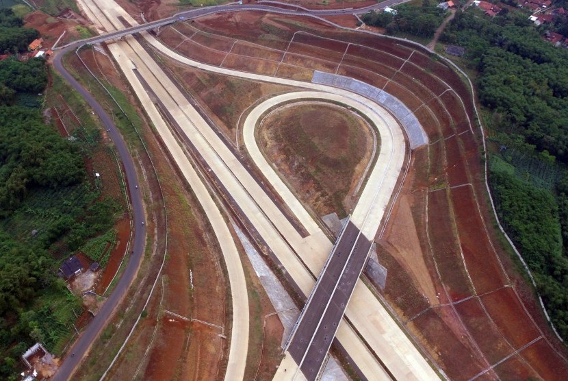 Foto aerial proyek pembangunan infrastruktur nasional jalan Tol Cileunyi-Sumedang-Dawuan (Cisumdawu) di kawasan Rancakalong, Sumedang, Jawa Barat, Selasa (30/5). 