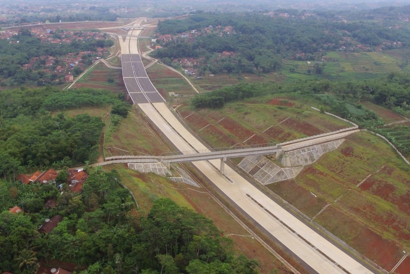Foto aerial proyek pembangunan infrastruktur nasional jalan Tol Cileunyi-Sumedang-Dawuan (Cisumdawu) di kawasan Rancakalong, Sumedang, Jawa Barat, Selasa (30/5).