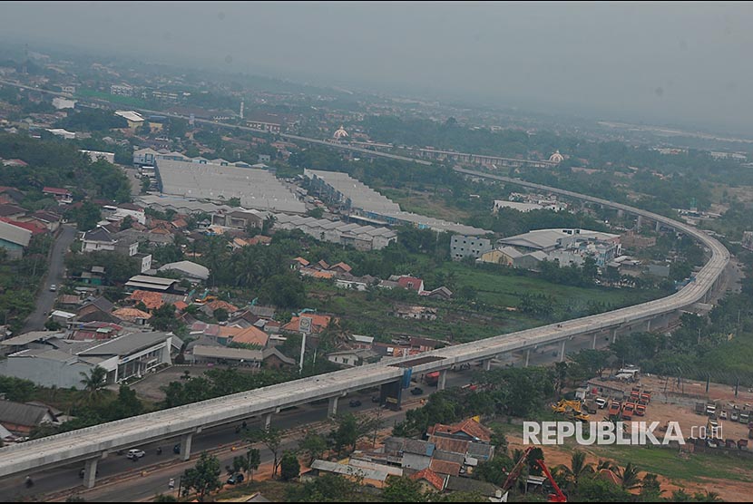 Foto aerial proyek pembangunan light rail transit (LRT) atau kereta api ringan di zona A Simpang Bandara Sultan Mahmud Badaruddin II Palembang, Sumatra Selatan.