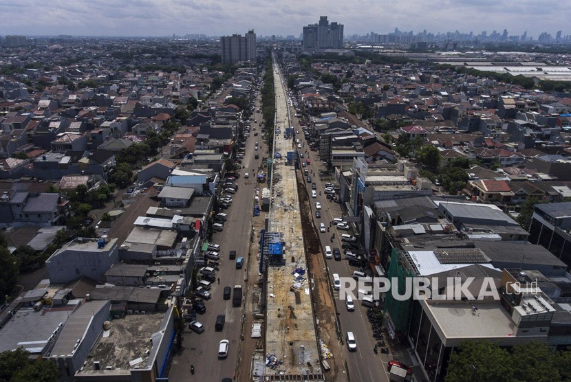 Foto aerial proyek pembangunan Light Rail Transit (LRT) Koridor Velodrome-Kelapa Gading di Kelapa Gading, Jakarta, Selasa (16/1).