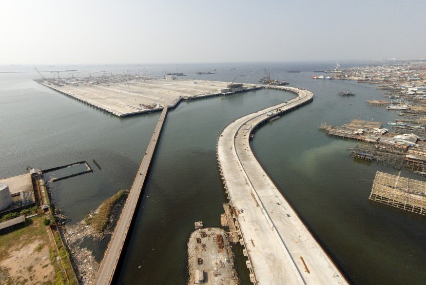 Foto aerial proyek pembangunan Pelabuhan Kalibaru atau yang disebut Terminal New Priok di Kalibaru, Jakarta Utara, Kamis (21/5). 