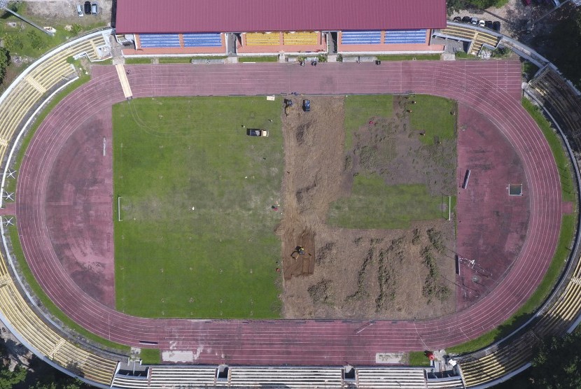 Foto aerial proyek renovasi stadion Bumi Sriwijaya Palembang, Sumatera Selatan, Senin (5/6).