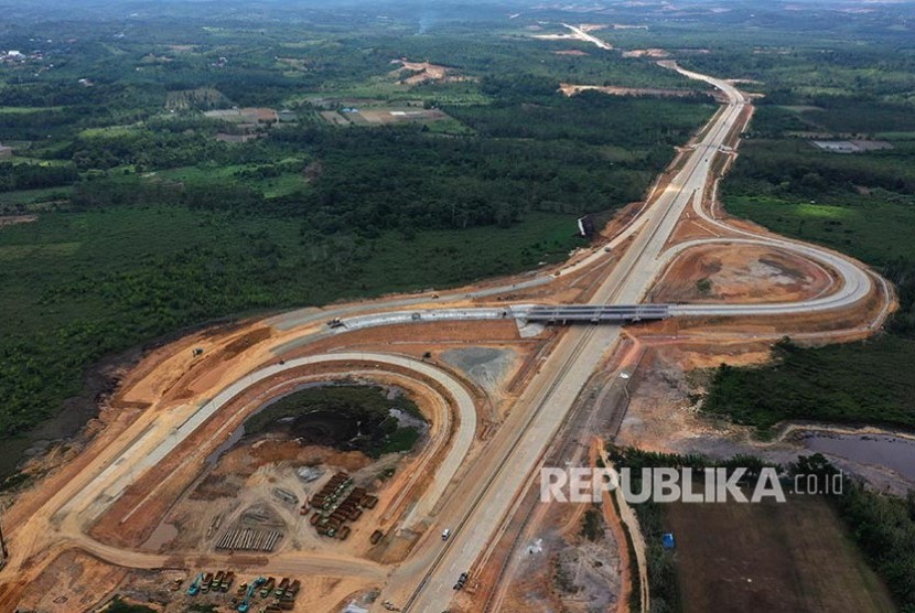 Foto aerial proyek Tol Balikpapan-Samarinda yang akan menjadi salah satu akses masuk ke ibu kota negara baru di Kecamatan Samboja, Kutai Kartanegara, Kalimantan Timur.