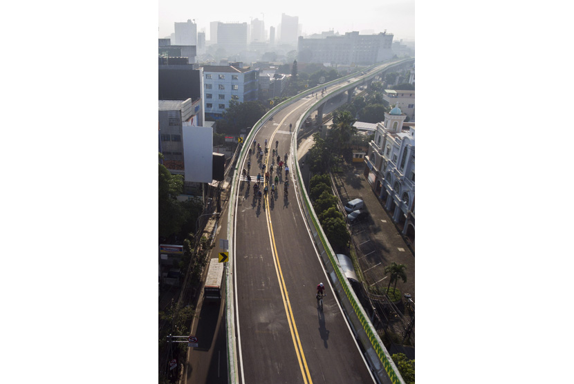 Foto aerial puluhan pesepeda melintas (ilustrasi)