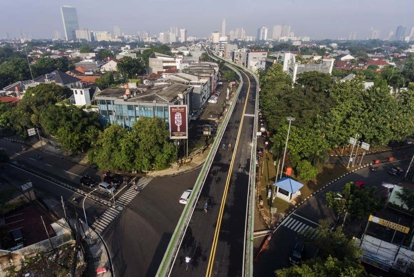 Foto aerial puluhan pesepeda melintas di jalan layang non tol (JLNT) untuk bus Transjakarta Koridor XIII Ciledug-Tendean di Jakarta Selatan, Minggu (26/2).