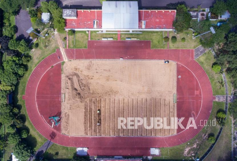 Foto aerial renovasi arena atletik Jakabaring Sport City (JSC) di Palembang, Sumatera Selatan, Kamis (12/11/2020). Renovasi arena atletik JSC, Palembang yang diperuntukkan sebagai stadion latihan tuan rumah Piala Dunia U-20 2021 tersebut ditargetkan rampung pada Februari 2021.