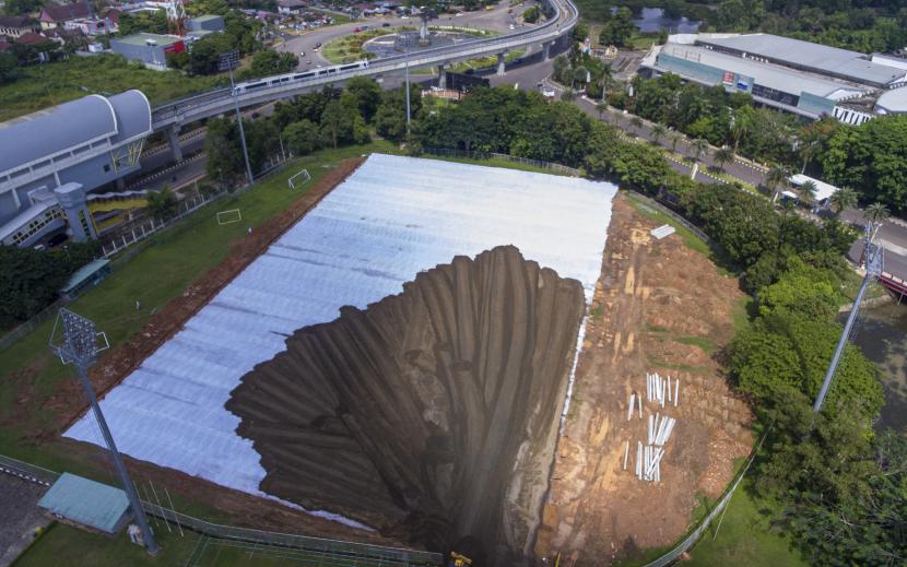 Foto aerial renovasi arena Baseball Jakabaring Sport City (JSC) di Palembang, Sumatera Selatan, Selasa (8/12/2020). Renovasi arena Baseball JSC yang nantinya digunakan sebagai arena latihan tuan rumah Piala Dunia U-20 2021 tersebut ditargetkan rampung pada Februari 2021