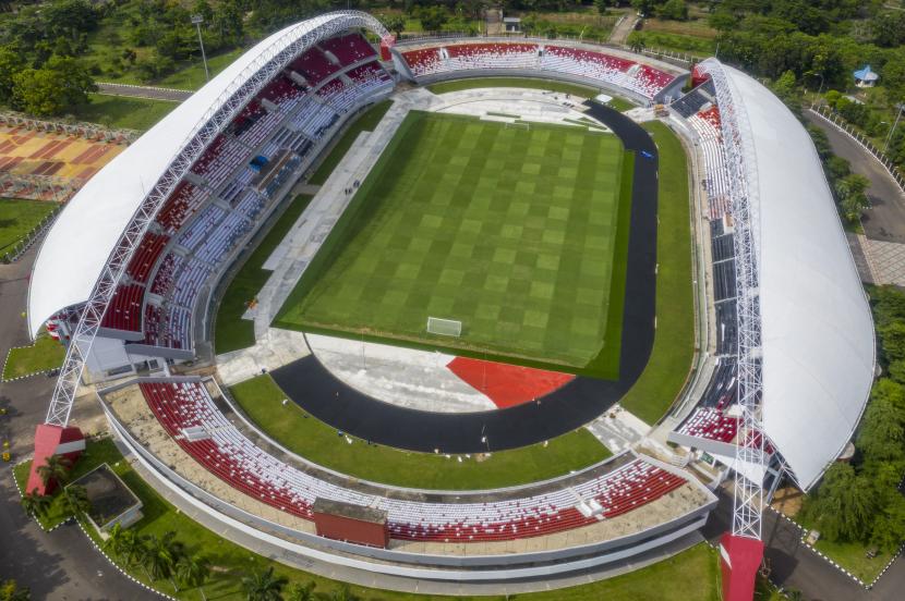 Foto aerial renovasi Stadion Gelora Sriwijaya Jakabaring (GSJ) yang diperuntukkan untuk venue Piala Dunia U20 2021 di Jakabaring Sport City (JSC), Palembang, Sumatera Selatan, Jumat (25/12/2020). FIFA memutuskan untuk mengundur pelaksanaan Piala Dunia U-20 yang semula akan diselenggarakan di Indonesia tahun 2021 menjadi tahun 2023.