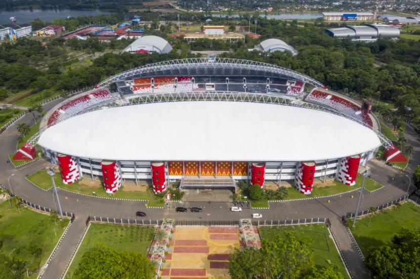 Foto aerial renovasi Stadion Gelora Sriwijaya Jakabaring (GSJ) yang diperuntukkan untuk venue Piala Dunia U20 2021 di Jakabaring Sport City (JSC), Palembang, Sumatera Selatan, Jumat (25/12/2020). FIFA memutuskan untuk mengundur pelaksanaan Piala Dunia U-20 yang semula akan diselenggarakan di Indonesia tahun 2021 menjadi tahun 2023.