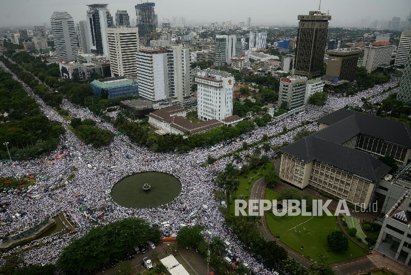 Foto aerial ribuan umat Islam melakukan zikir dan doa bersama saat Aksi Bela Islam III di kawasan Bundaran Bank Indonesia, Jakarta, Jumat (2/12)