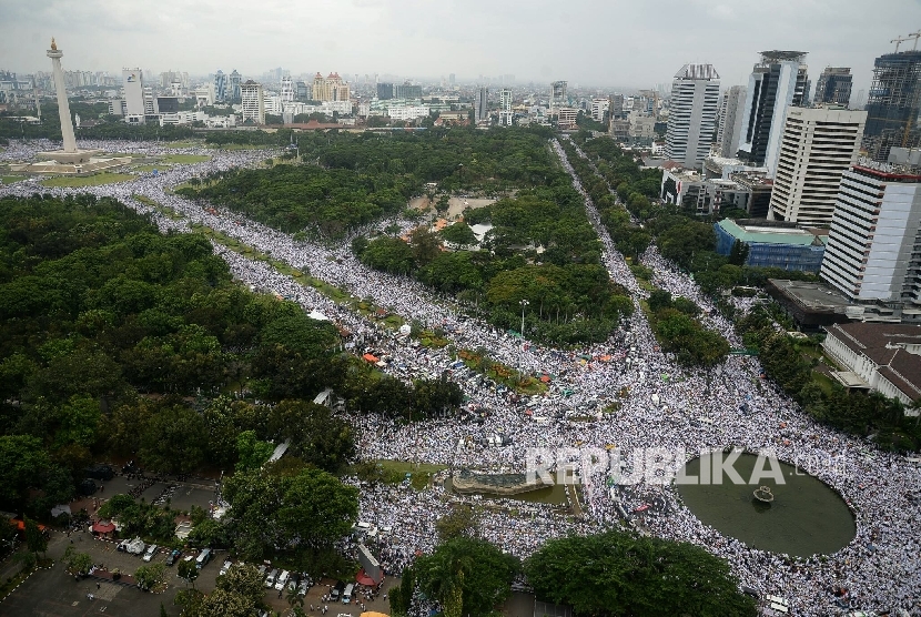 Foto aerial ribuan umat Islam melakukan zikir dan doa bersama saat Aksi Bela Islam III di kawasan Bundaran Bank Indonesia, Jakarta, Jumat (2/12)