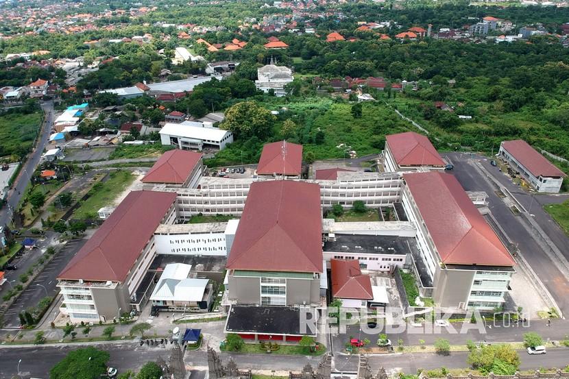 Foto aerial Rumah Sakit Perguruan Tinggi Negeri Universitas Udayana di Jimbaran, Badung, Bali, Selasa (7/4/2020). Rumah Sakit Universitas Udayana resmi beroperasi menjadi rumah sakit khusus untuk penanganan COVID-19 atau virus Corona di wilayah Provinsi Bali. 