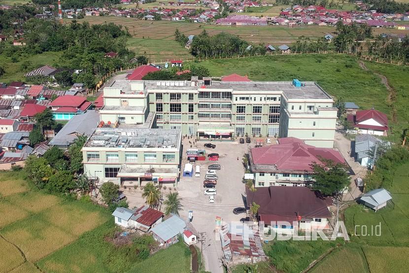 Foto aerial Rumah Sakit Umum Daerah (RSUD) Dr.Rasidin, di Kuranji, Padang, Sumatera Barat, Rabu (1/4/2020). Pemkot Padang menetapkan RSUD Dr.Rasidin sebagai rumah sakit khusus untuk menangani pasien yang terjangkit virus corona (COVID-19). 