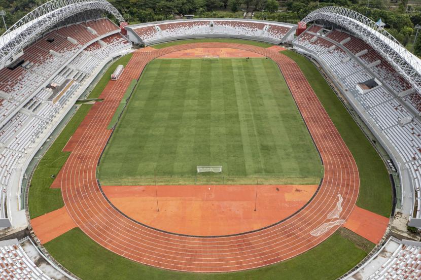 Foto aerial Stadion Gelora Sriwijaya Jakabaring (GSJ) yang diperuntukkan untuk venue Piala Dunia U-20 2023 di Jakabaring Sport City (JSC), Palembang, Sumatera Selatan, Selasa (15/3/2022). Stadion Gelora Sriwijaya Jakabaring (GSJ) merupakan salah satu stadion yang menjadi tuan rumah penyelenggaraan Piala Dunia U-20 pada bulan Mei 2023 bersama lima stadion lainnya yakni Stadion Utama Gelora Bung Karno (Jakarta), Stadion Si Jalak Harupat (Bandung), Stadion Manahan Solo, Stadion Gelora Bung Tomo (Surabaya) dan Stadion Kapten I Wayan Dipta (Gianyar Bali).