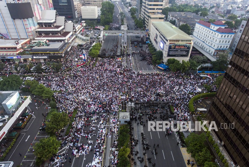 Foto aerial suasana aksi damai di depan kantor Bawaslu, Jalan MH Thamrin, Jakarta Pusat, Selasa (21/5/2019). 