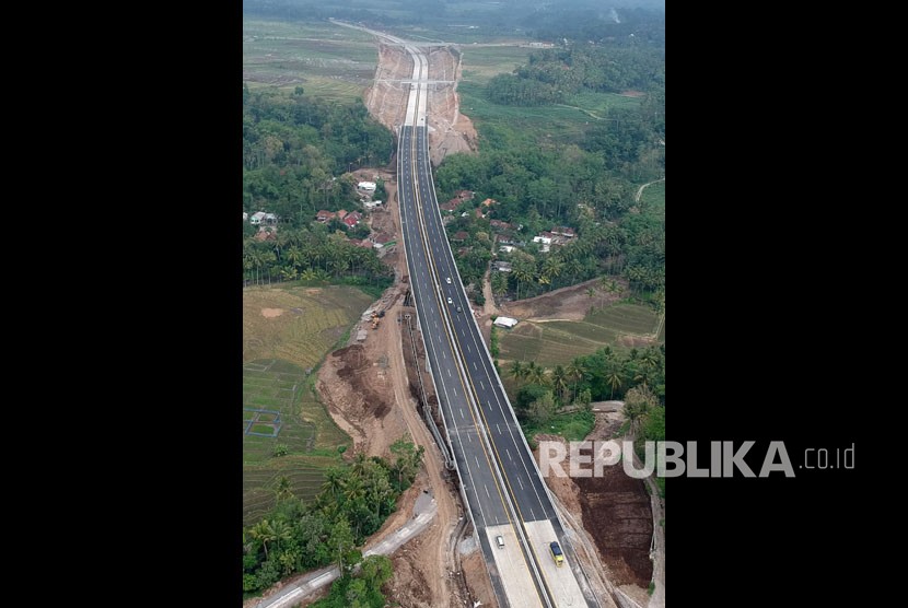 Foto aerial suasana hari pertama pengoperasian Tol Salatiga-Kartasura di titik Jembatan Kali Kenteng, Susukan, Kabupaten Semarang, Jawa Tengah