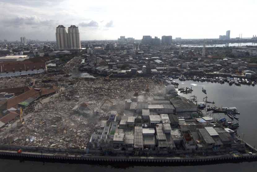 Foto aerial suasana penggusuran kawasan permukiman Pasar Ikan Luar Batang, Penjaringan, Jakarta Utara, Jakarta, Senin (11/4). (Antara/Andika Wahyu)