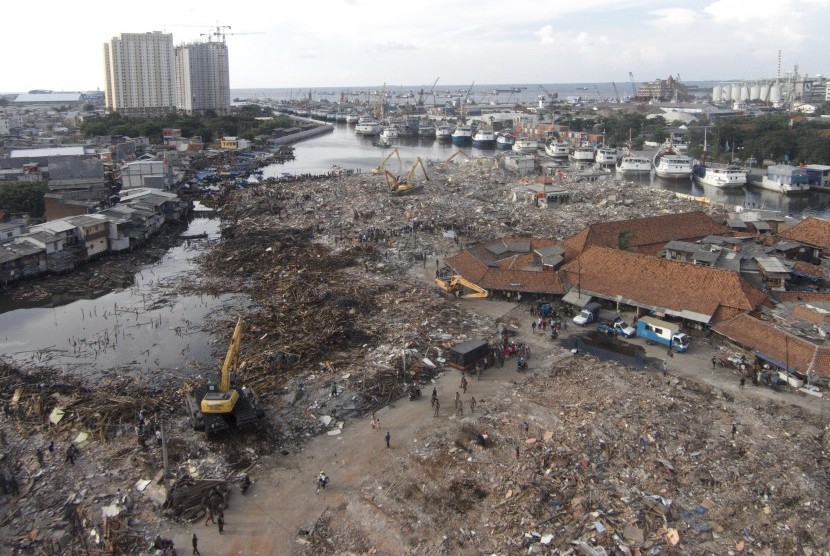 Foto aerial suasana penggusuran kawasan permukiman Pasar Ikan Luar Batang, Penjaringan, Jakarta Utara, Jakarta, Senin (11/4). (Antara/Andika Wahyu)
