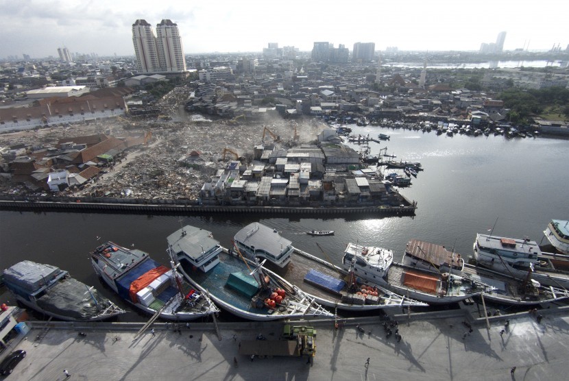 Foto aerial suasana penggusuran kawasan permukiman Pasar Ikan Luar Batang, Penjaringan, Jakarta Utara, Jakarta, Senin (11/4).(Antara/Andika Wahyu)