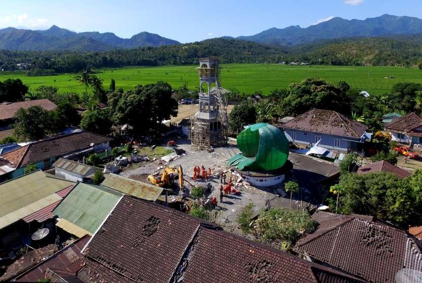 Foto aerial suasana proses evakuasi korban yang tertimbun reruntuhan Masjid Jabal Nur yang rusak akibat gempa di Tanjung, Lombok Utara, NTB, Selasa (7/8).