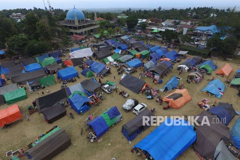 Foto aerial tempat pengungsian di Desa Santong, Kayangan, Lombok Utara, NTB, Sabtu (11/8).