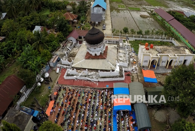  Foto aerial umat muslim menunaikan shalat Jumat di Masjid Jamik Quba, Pidie Jaya. (Ilustrasi)