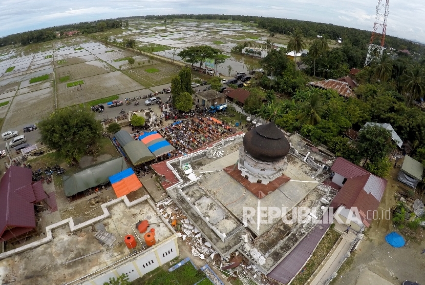 Foto aerial umat muslim menunaikan Shalat Jumat di Masjid Jamik Quba, Pidie Jaya, NAD, Jumat (9/12)