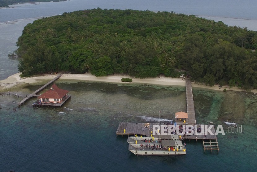 Foto aerial WNI ABK World Dream berjalan setibanya di Pulau Sebaru Kecil untuk menjalani observasi di Kepulauan Seribu, Jakarta, Jumat (28/2/2020).