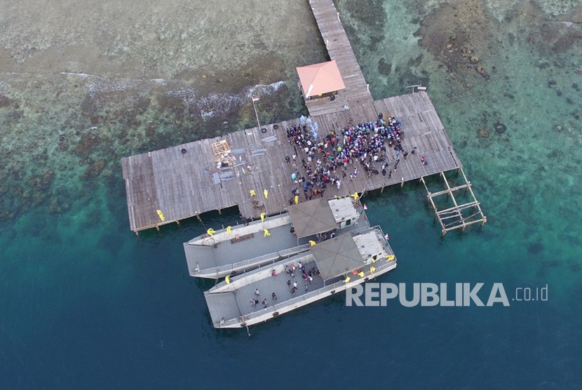 Foto aerial WNI ABK World Dream berjalan setibanya di Pulau Sebaru Kecil untuk menjalani observasi di Kepulauan Seribu, Jakarta, Jumat (28/2/2020).(Antara/Akbar Nugroho Gumay)