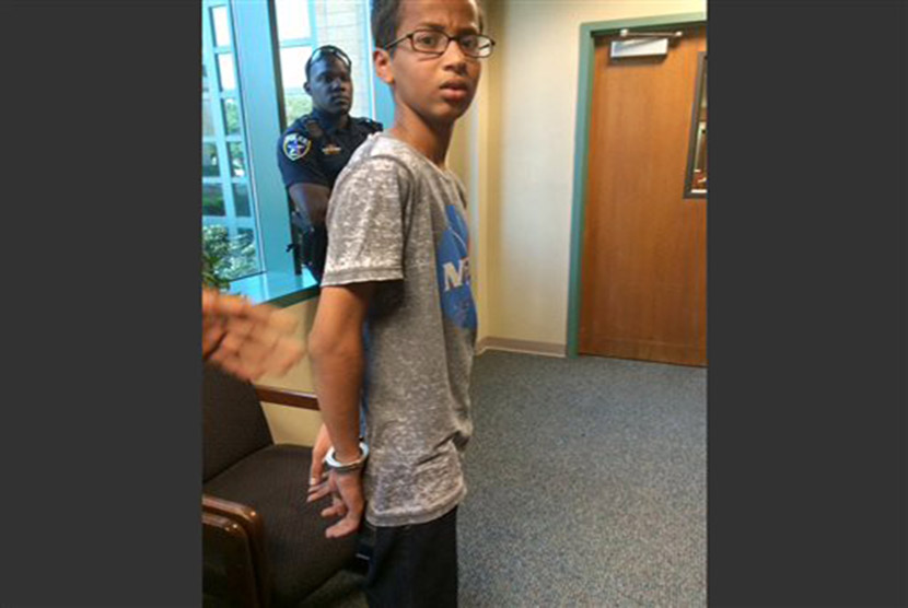  Foto Ahmed Mohamad dengan tangan diborgol di kantor polisi, Irving, Texas, Rabu (16/9).   (Eyman Mohamed via AP)