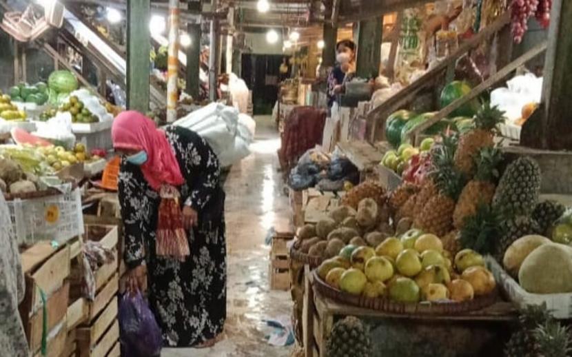 Foto aktivitas di Pasar Babadan, Kecamatan Ungaran Timur, Kabupaten Semarang, Selasa (13/7). Pemkab Semarang menutup seluruh pasar tradisional selama sehari pada Jumat (16/7).