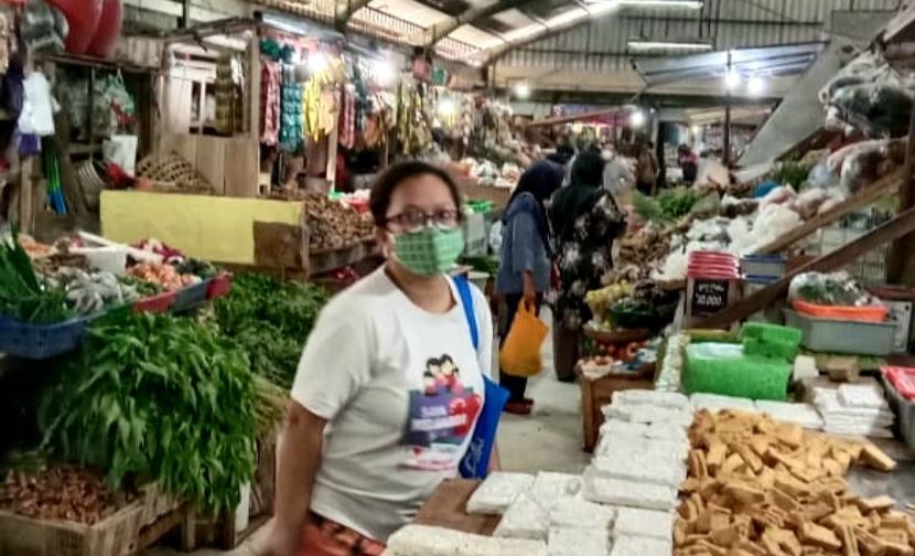  Foto aktivitas di Pasar Babadan, Kecamatan Ungaran Timur, Kabupaten Semarang, Selasa (13/7). Pemkab Semarang bakal menutup seluruh pasar tradisional selama sehari pada Jumat (16/7) nanti.