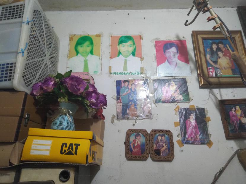Foto almarhum Taka dan keluarga terpampang di dinding kontrakan.