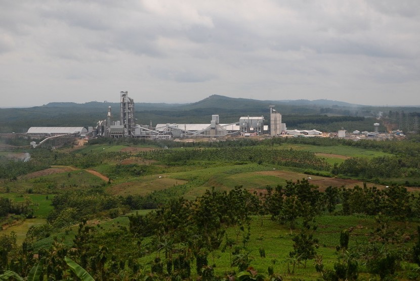 Foto areal pabrik PT Semen Indonesia (Persero) Tbk, di Gunem, Rembang, Jawa Tengah, Rabu (22/3). 