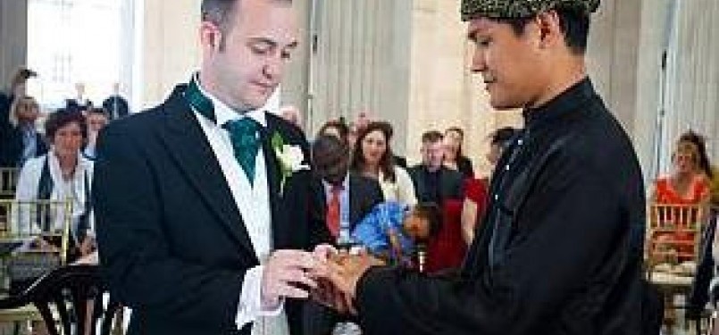 Foto Ariff Alfian Rosli yang tengah tukar cincin dengan pasangan gay-nya.