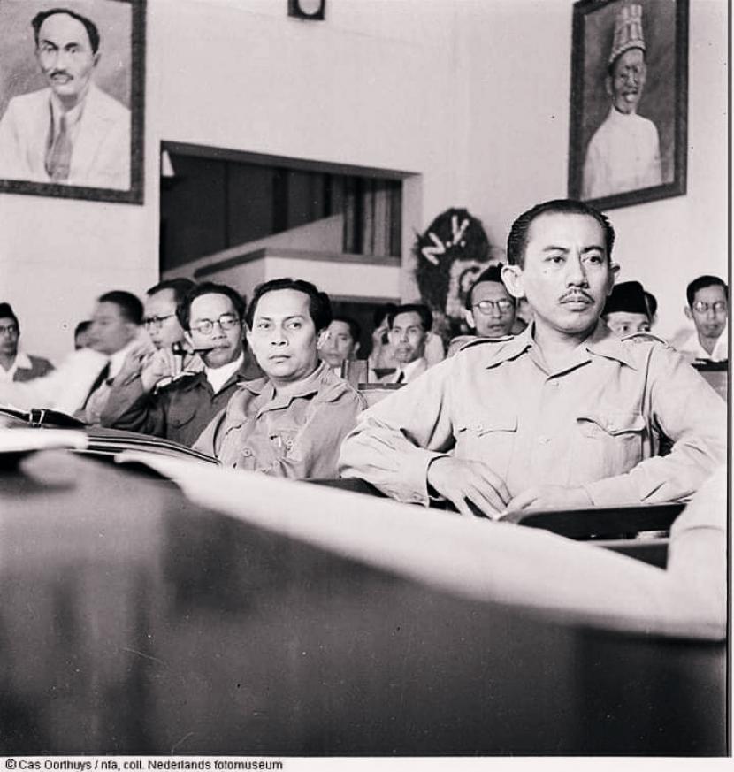 Foto atas dari kiri ke kanan:  Mr Amir Sjarifoeddin Harahap, Sutan Sjahrir dan Mr Mohammad Roem saat menghadiri rapat pleno KNIP (Komite Nasional Indonesia Pusat) ke 5 di Malang pada Tahun  1947.