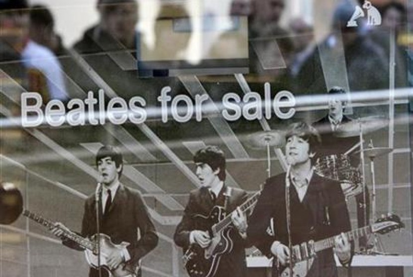 Foto band The Beatles di sebuah jendela pusat perbelanjaan di Liverpool, Inggris..